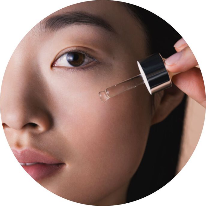 塗抹玫瑰煥采再生精華油的女性